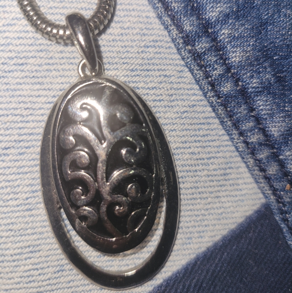 Necklace silver tone vine like design on pendent